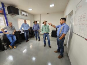 Equipe da Semadesc e Agraer conhece tecnologia e sistema de produção de fazenda automatizada de pecuária leiteira