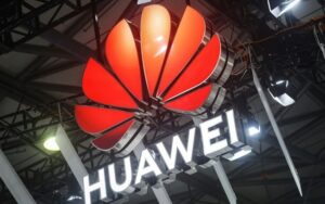 Logo da Huawei no Mobile World Congress (MWC) em Xangai, em 26 de junho de 2024