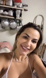 Deolane Bezerra na casa dos avós Reprodução: Instagram