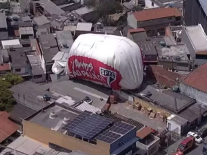 JD1TV: dirigível com escudo do São Paulo cai em Osasco e deixa dois feridos