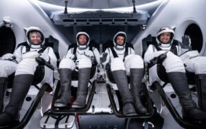 Os quatro membros da missão Polaris Dawn, (da esq. para a direita.) Anna Menon, Scott Poteet, Jared Isaacman e Sarah Gillis, a bordo da cápsula da SpaceX em um teste em 25 de agosto de 2024, no Cabo Canaveral, Flórida