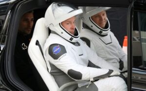 O astronauta da Nasa Nick Hague e o cosmonauta russo Alexandre Gorbounov antes de partirem a bordo de um foguete da Space X, em 28 de setembro de 2024, em Cabo Canaveral