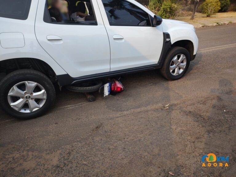 Motociclista fica ferido após colisão com carro em Coxim; motocicleta ficou presa sob o veículo