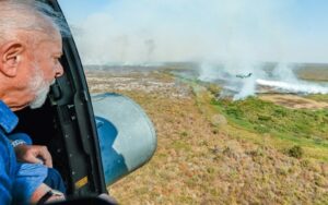 Foto da Presidência mostra o presidente Luiz Inácio Lula da Silva observando incêndios de um helicóptero da Força Aérea no Pantanal, no estado do Mato Grosso do Sul, em 31 de julho de 2024