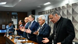 Frente Parlamentar Católica Apostólica Romana (FPC) realiza reunião para instalação e  eleição da mesa diretora. Na foto: Representante de Taiwan no Brasil, Benito Liao; Senador  Esperidião Amin (PP-SC); Vice-presidente da FPC, senador Flávio Arns (PSB-PR); Presidente  da FPC, Senador Astronauta Marcos Pontes (PL-SP) e Cardeal-Arcebispo de Brasília, Dom  Paulo Cezar Costa