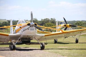 Uso de aviões agrícolas para combate a incêndios aumenta 50% no Brasil 