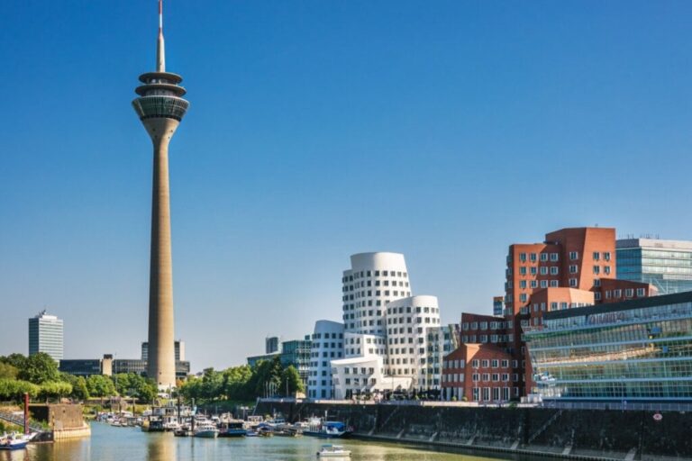 Vista de longe da Torre do Reno em Dusseldorf, Alemanha