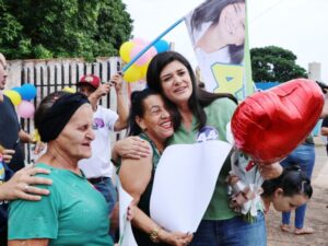 A pedido de moradores, Rose faz caminhada e ouve população do Portal Caiobá