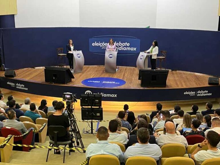 Adriane reforça compromisso com a transparência em debate