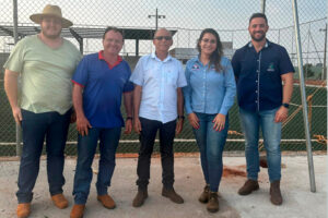 Autoridades municipais de Paraíso das Águas e equipe técnica visitam obra no Campo Sintético Society do Distrito de Bela Alvorada