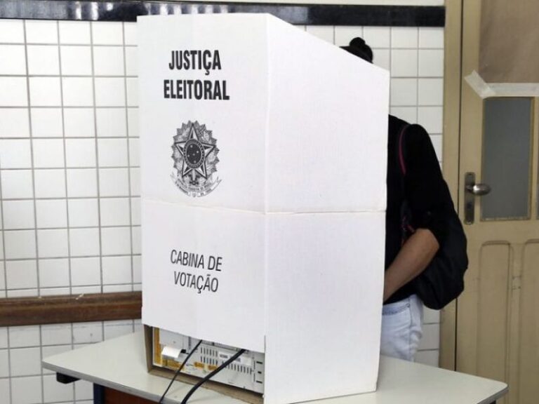 Colinhas, broches, santinhos, celular; veja as regras para as votações neste domingo