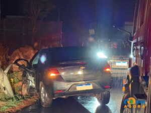 Colisão entre dois veículos mobiliza os bombeiros no Bairro Morada Altos de São Pedro