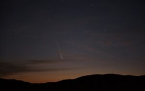 O cometa C/2023 A3 Tsuchinshan-Atlas é visto no céu sobre colinas perto da cidade de Aguas Blancas, Uruguai, durante o nascer do sol em 28 de setembro de 2024