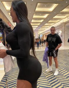 Homem impressionado com bumbum de Gracyanne Barbosa Reprodução: Instagram