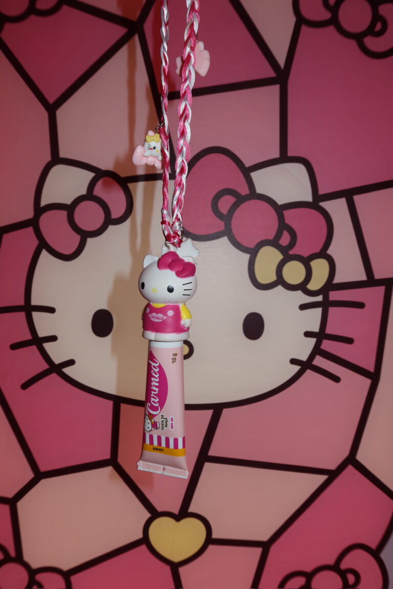 Hello Kitty e Carmed lançam hidrante labial fofo que vira acessório