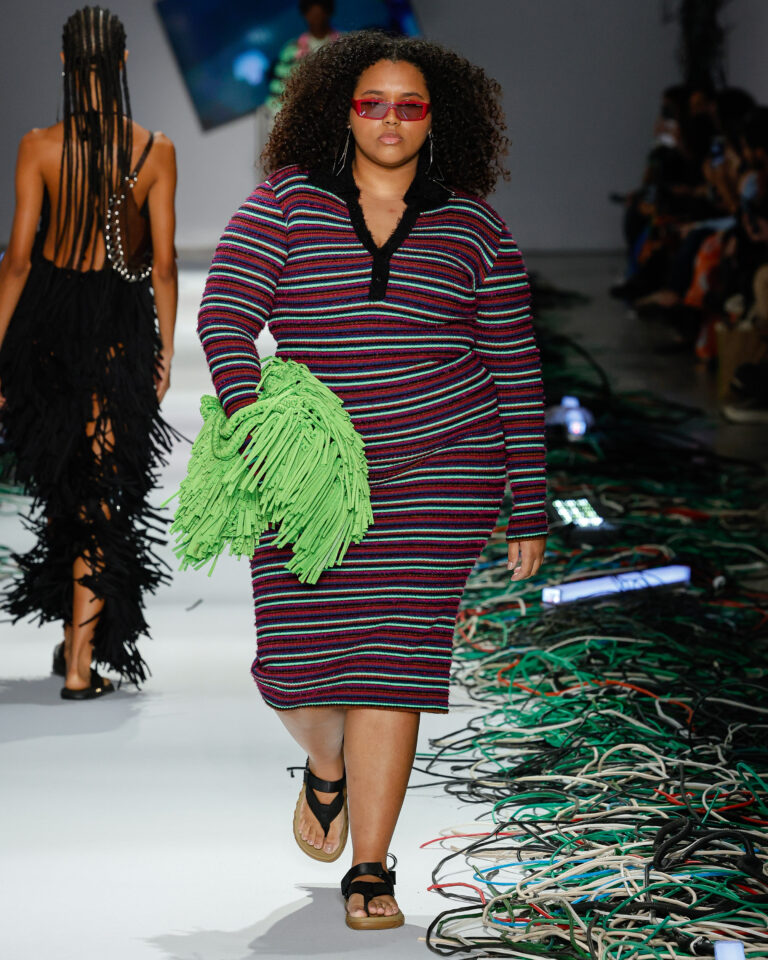 LED celebra gambiarra do ‘Brasil com S’ em desfile no SPFW