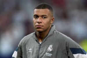 Mbappé é investigado por estupro; jogador nega envolvimento