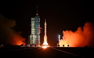 Foguete cargueiro Longa Marcha 2F transportando a espaçonave Shenzhou-19 e tripulação de três astronautas decola do Centro de Lançamento de Satélites Jiuquan, no noroeste da China