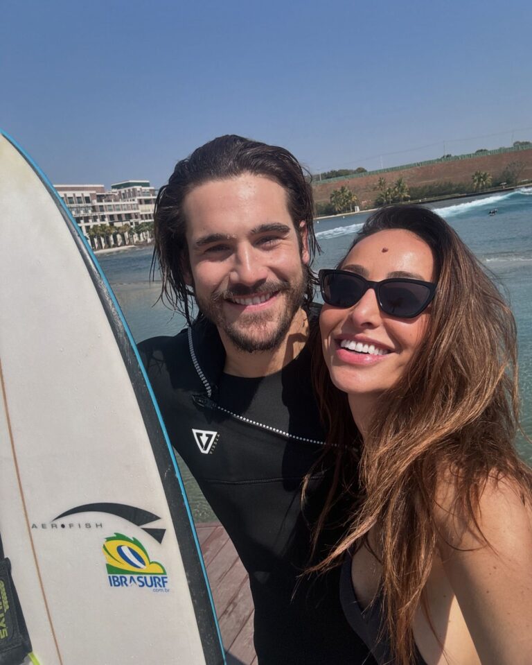 O casal aproveitou o dia de sol na praia Reprodução/Instagram