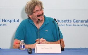 Gary Ruvkun, ganhador do Nobel de Medicina, durante coletiva de imprensa no Hospital Geral de Massachusetts, em Boston, em 7 de outubro de 2024