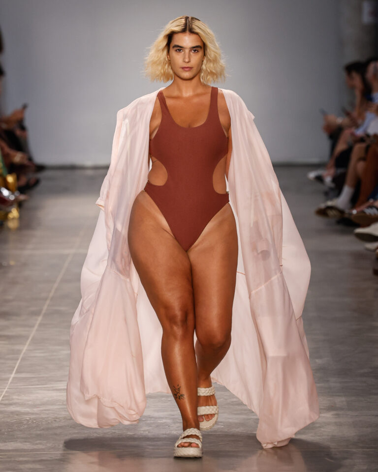 SAU retrata fases do despertar feminino em desfile sensível no SPFW