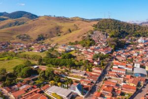 vista da cidade de São Banto do Sapucaí com casas, árvores e montanhas