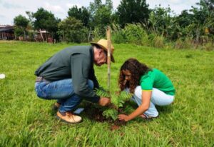 Ação de Educação Ambiental envolve alunos da REME em plantio de árvores no Assentamento Guaicurus