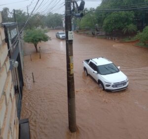 Chuva intensa alaga ruas e avenidas em Coxim e causa transtornos