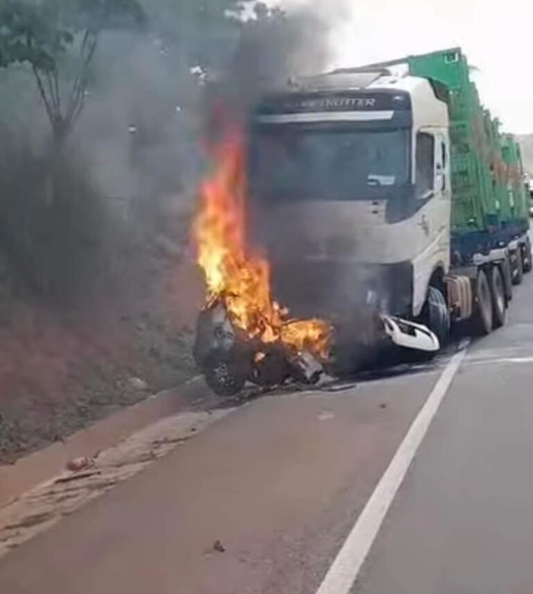 Colisão entre carreta e carro na BR-163 entre Rio Verde e São Gabriel gera congestionamento