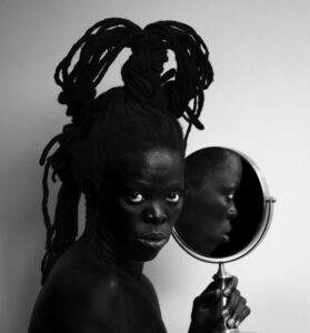 fotografia-instituto-moreira-salles-ims-zazi-II-2019-da-serie-somnyama-ngonyama-II-de-zanele-muholi