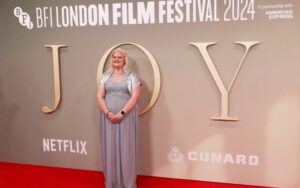 Louise Brown, o primeiro bebê de proveta, no lançamento do filme “Joy” em Londres, em 15 de outubro de 2024