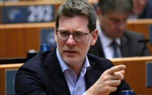 O eurodeputado centrista Pascal Canfin durante uma sessão plenária no Parlamento Europeu em Bruxelas, em 10 de abril de 2024