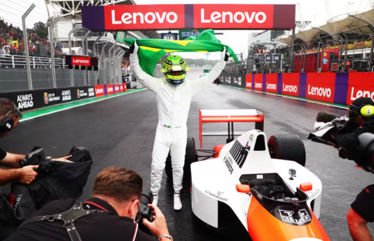 Hamilton dirige McLaren de Senna com bandeira do Brasil e emociona fãs