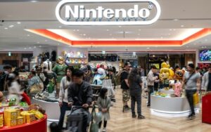 Clientes passam por uma loja da Nintendo no distrito de Shibuya, em Tóquio, em 5 de novembro de 2024