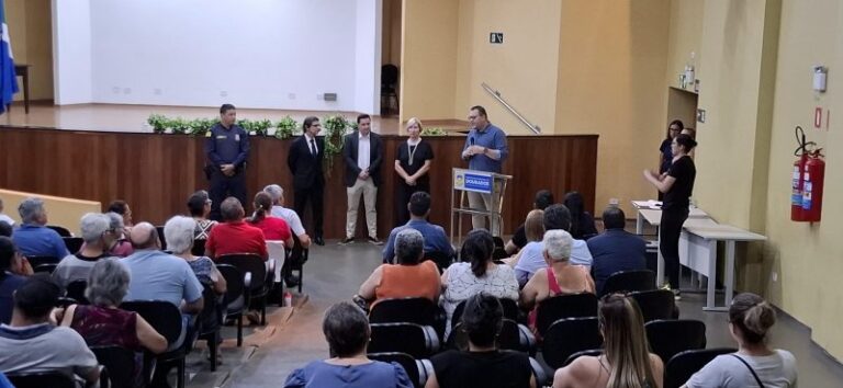 Prefeitura entrega 170 escrituras de imóveis para moradores do Izidro Pedroso, Terra Roxa e Eulália Pires