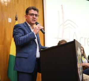 Presidente do Imac, André Luiz Hassem em pé, atrás do púlpito.