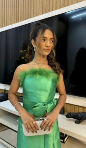 Rayssa Leal aposta em vestido verde com plumas para festa de 15 anos