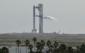 Vista do foguete posicionado em sua base de lançamento, no estado americano do Texas