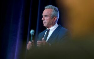 O ex-presidente e candidato republicano à Casa Branca, Donald Trump, anunciou que Robert F. Kennedy Jr. (foto), membro do clã político mais famoso dos Estados Unidos e ativista antivacinas, desempenhará um