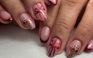 30 ideias de unhas decoradas com laços para usar no Natal