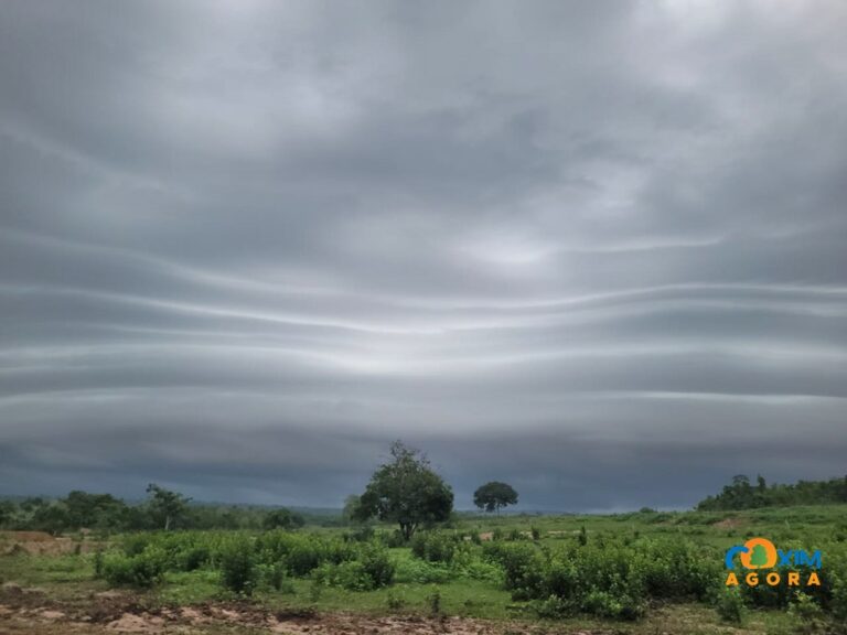 “Céu de Pinceladas: Nuvens Stratus transformam o horizonte na região Norte”