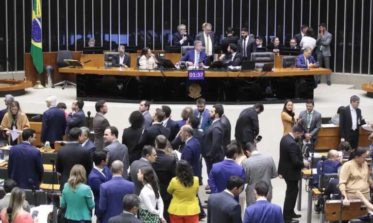 Deputados irão criar comissão para discutir novas regras sobre meia-entrada em 2025