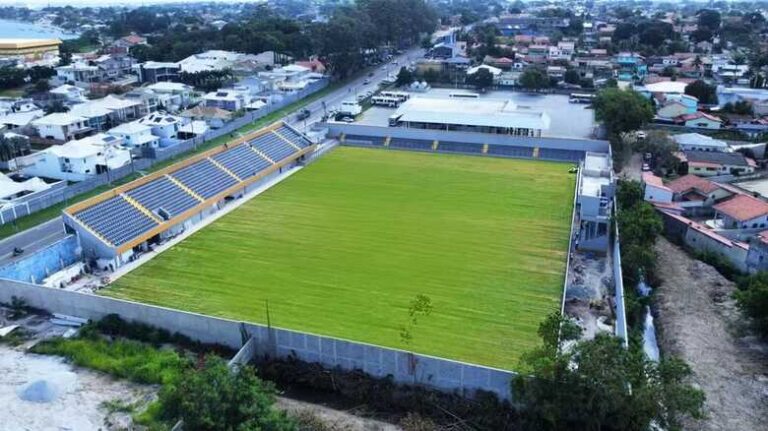 Estádio Rei Pelé é inaugurado em Araruama com estátua de bronze do ídolo