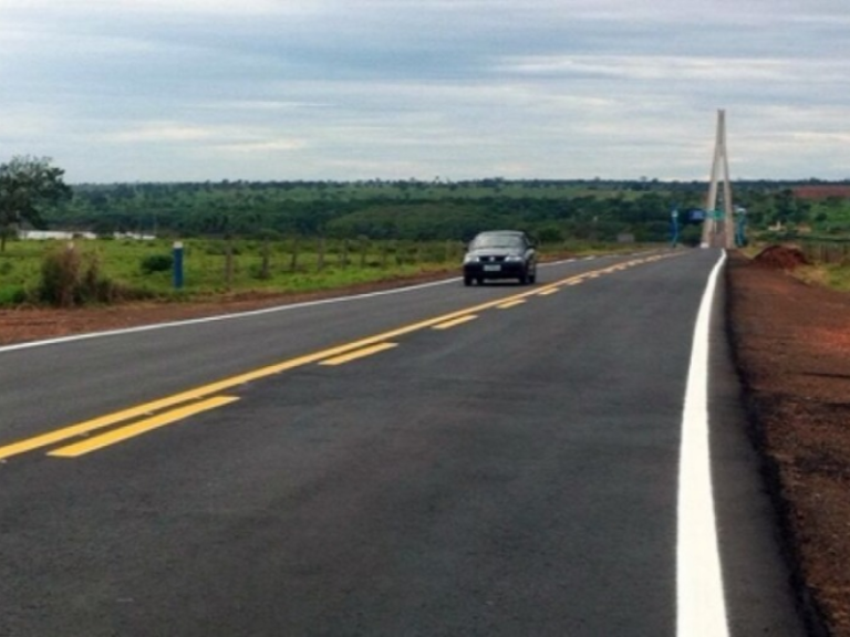 Governador sanciona lei que estabelece acostamentos em rodovias de MS