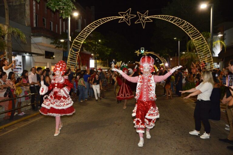 Parada Natalina com Família Rena reúne milhares de pessoas na Rua 14 de Julho