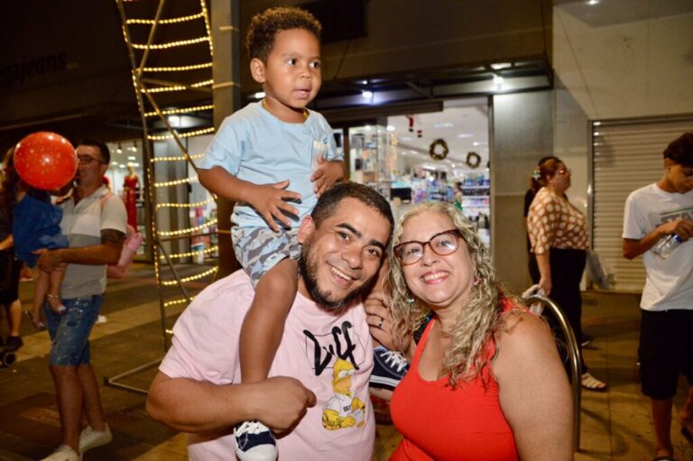 Parada natalina na 14 de Julho é garantia de diversão para famílias de Campo Grande