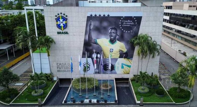 Vini Jr. é homenageado pela CBF após ser eleito melhor jogador do mundo