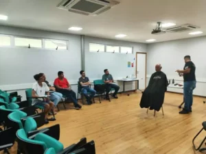 Workshop sobre técnicas de barbearia e designer de sobrancelhas capacita 12 pessoas em Bonito