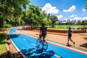 Ciclovia no Parque Ibirapuera, um dos locais mais frequentados por ciclistas e corredores em São Paulo