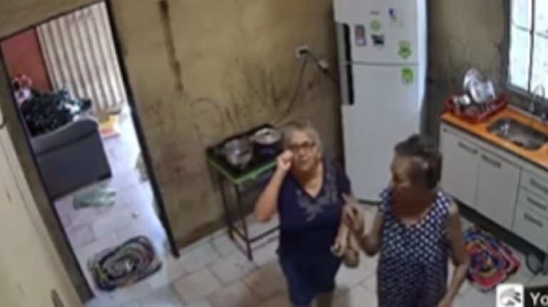 idosa se maravilhada com uma câmera de segurança instalada pela neta dentro de casa